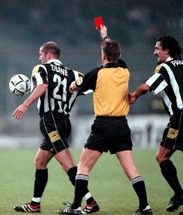 Δεν άλλαξε η απόφαση της UEFA για την ποινή των πέντε αγωνιστικών στον Ζιντάν