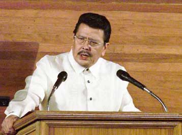 Σφίγγει ο κλοιός γύρω από τον πρόεδρο των Φιλιππίνων<i>Τον εγκαταλείπουν και οι συνεργάτες του</