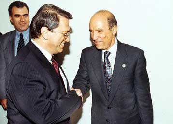 Ήξεις αφήξεις από Γιλμάζ για τα ελληνοτουρκικά<i>Προσέγγιση, αλλά… όπως την επιθυμεί η Αγκυρα<