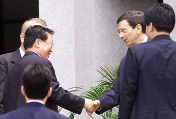 Πολλές οι εκκρεμότητες μετά τις συνομιλίες ΗΠΑ – Β.Κορέας για τα πυρηνικά