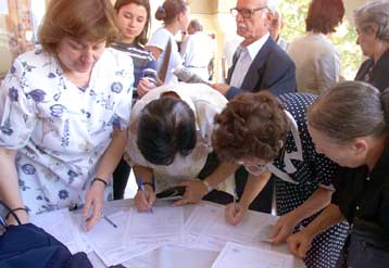 Δύο εκατομμύρια πιστοί έχουν υπογράψει στο δημοψήφισμα της Εκκλησίας για τις ταυτότητες