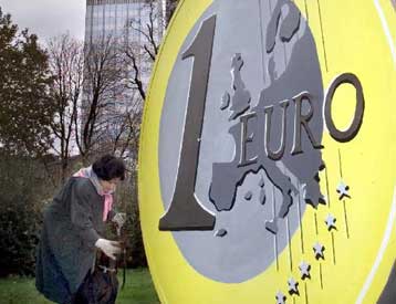 Παρέμβαση της ΕΚΤ για στήριξη του ευρώ<i>Εκτίναξη της ισοτιμίας του με το δολάριο κοντά στα 88 σ