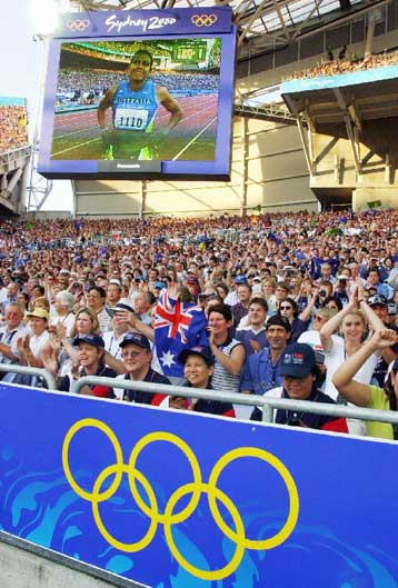 Η Κάθι Φρίμαν βοηθά τους Αβορίγινες