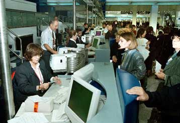 Απειλή κατάσχεσης έξι αεροσκαφών της ΟΑ για χρέη<i>Μελετώνται μεγάλες περικοπές προσωπικού </i>