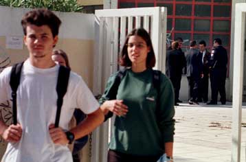 Τα φροντιστήρια και όχι την πρόσθετη διδασκαλία που παρέχεται στα σχολεία προτιμούν οι μαθητές