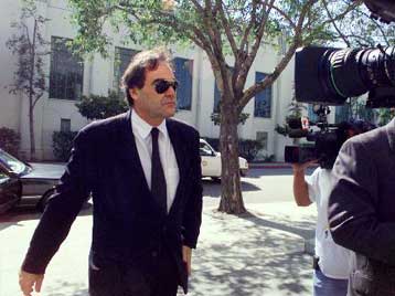 Απεγνωσμένα αναζητεί πρωταγωνιστές για τη νέα του ταινία ο Όλιβερ Στόουν