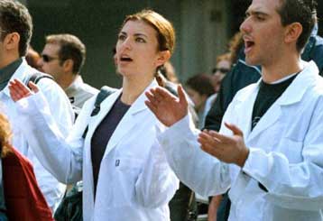 Παρέμβαση Ευθυμίου για εκτόνωση της έντασης μεταξύ υπουργείου Υγείας και φοιτητών Ιατρικής