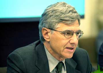 Πρόσω ολοταχώς για τις εργασιακές αλλαγές θα πει στη συνδιάσκεψη του ΠΑΣΟΚ ο Κ.Σημίτης