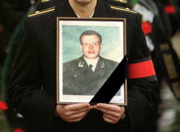 Με τιμές κηδεύτηκε ο αξιωματικός του Kursk που έγραψε το μήνυμα από τον Αδη