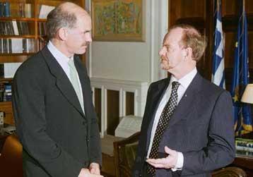 Εγκώμια και επιφυλάξεις Κουκ στη συνάντηση με τον Γ.Παπανδρέου