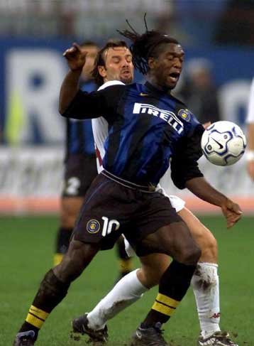 Έριξε από την κορυφή του campionato τη Ρόμα η Ίντερ  <i> Νίκη με 2-0 της Πάρμα επί της Μίλαν </i