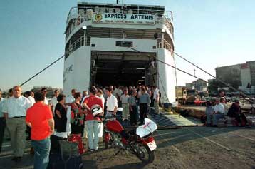Τρία ιπτάμενα δελφίνια ταξίδευαν με ρήγματα και σοβαρές ελλείψεις
