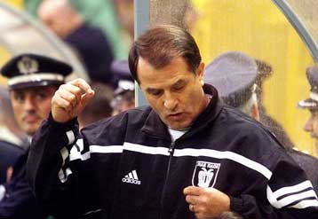 Ο Καραλιόπουλος και η αποβολή καθόρισαν το ντέρμπι, σύμφωνα με Τεννέ και Μπάγεβιτς