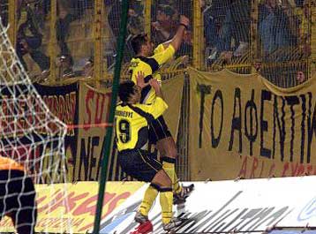 Δεν τον λυπήθηκε ο Αρης <i> Οι «κίτρινοι» συνέτριψαν τον ΠΑΟΚ με 4-0 και σκαρφάλωσαν στην κορυφή