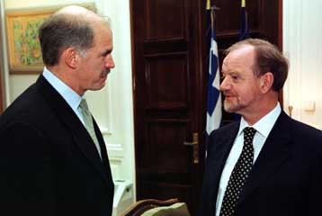 Κυπριακό, Βαλκάνια, τρομοκρατία και ελληνοτουρκικά στην ατζέντα Παπανδρέου – Κουκ