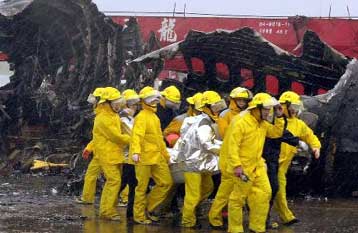 Ξεκίνησαν οι έρευνες για τα αίτια της συντριβής του αεροσκάφους της Singapore Airlines στην Ταϊβάν