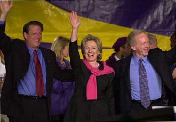 Στον αγώνα υπέρ του Γκορ ρίχνεται ο Κλίντον