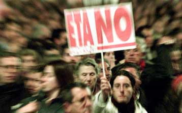 Xιλιάδες οργισμένοι Ισπανοί διαμαρτυρήθηκαν για την κλιμακούμενη τρομοκρατική εκστρατεία της ΕΤΑ