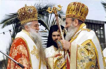 Πυρά κατά πάντων από τον Αμβρόσιο<i>Η σημαία δεν δανείζεται τονίζει ο μητροπολίτης Καλαβρύτων