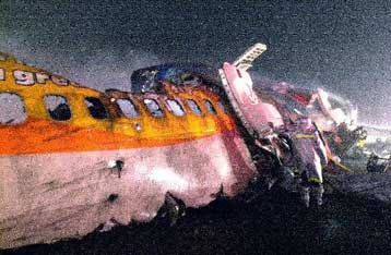 Αυξάνεται ο αριθμός των νεκρών από τη συντριβή του αεροσκάφους στην Ταϊβάν<i>Αγνωστα παραμένουν