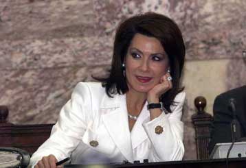 Ομοψυχία ζητά η Αγγελοπούλου<i>Eπεισοδιακή συνεδρίαση της Επιτροπής Μορφωτικών Υποθέσεων στη Βου