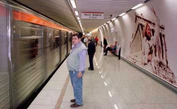 Αποσυμφόρηση του κέντρου, κομφούζιο στη Δάφνη μετά την πρεμιέρα της νέας γραμμής του μετρό