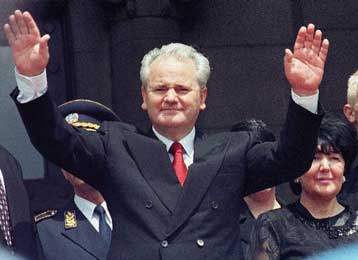 Τους πρώτους μήνες του νέου έτους θα δικαστεί ο Μιλόσεβιτς εκτιμούν Αμερικανοί γερουσιαστές