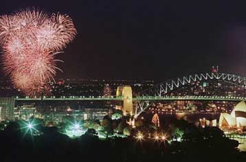 Ο κόσμος υποδέχεται για δεύτερη φορά τη νέα χιλιετία