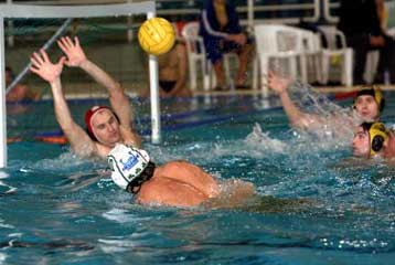 Χωρίς εκπλήξεις η 8η αγωνιστική της Α1 ανδρών στο πόλο – Πήρε το πειραιώτικο ντέρμπι ο Ολυμπιακός