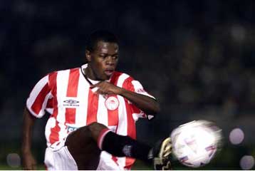 Τραυματίστηκε στο γόνατο ο Οφορίκουε – Κλήθηκαν σε απολογία οι Αλβες και Ζε Ελίας