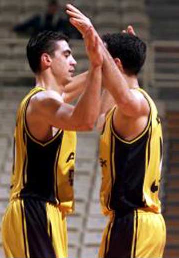 Φόρεσε τα «ερυθρόλευκα» του Αϊ-Βασίλη ο Κουτλουάι και οδήγησε την ΑΕΚ στο 80-67 επί του Παναθηναϊκού