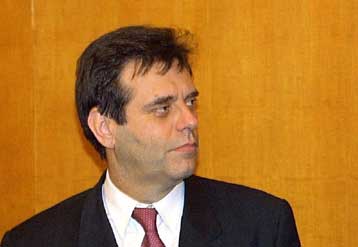 Αποφασισμένος να διευθετήσει το ζήτημα του Μαυροβουνίου εντός του 2001 εμφανίζεται ο Κοστούνιτσα