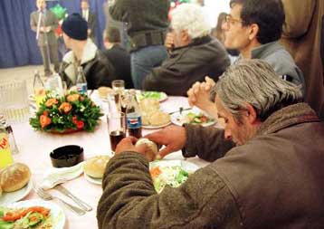 Γεύμα στους αστέγους θα προσφέρει ο Δήμος Αθηναίων την παραμονή της Πρωτοχρονιάς