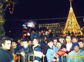 Πρωτοχρονιά με εκπλήξεις και κέφι υπόσχονται οι δήμοι – Ανοιχτά τα καταστήματα το Σαββατοκύριακο