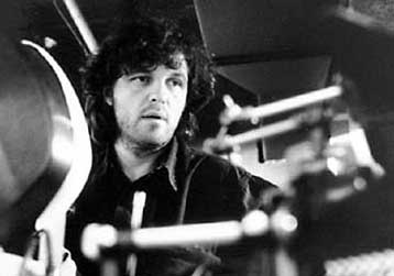 Ο Κουστουρίτσα… «λείπει σε ταξίδι για δουλειές» στη Σύρο