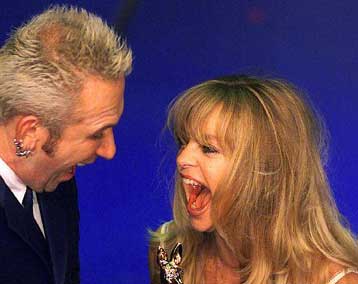 Οι σοβαρές «μπίζνες» γίνονται με γέλιο