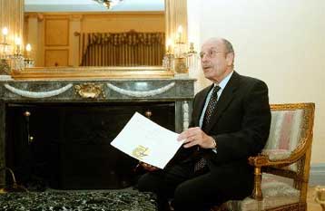 Παράσημα από τον Κ.Στεφανόπουλο εν όψει του 2001 – Απάλλαξε στρατιωτικούς από τις ποινές τους