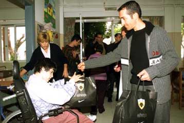 Χαρά και δώρα μοίρασαν οι ποδοσφαιριστές της ΑΕΚ στα παιδιά του ΠΙΚΠΑ Βούλας