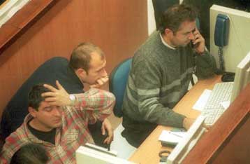 Με μικρά κέρδη 0,34% κλείνει το 2000 στο ΧΑΑ