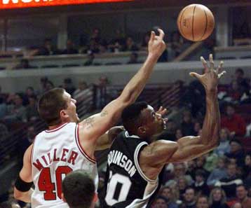 Με ελεύθερες βολές οι Σικάγο Μπουλς έφτασαν στη μόλις δεύτερη εντός έδρας νίκη της περιόδου