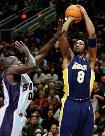 Με χαρακτηριστική άνεση οι Λέικερς κέρδισαν τους Σανς