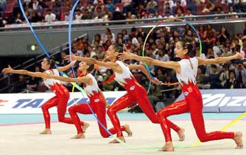 Τα κορίτσια της ρυθμικής γυμναστικής τραγουδούν για τη Unicef