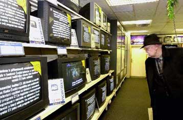 Ξανά στον «αέρα» η τσεχική τηλεόραση – Η κατάληψη από δημοσιογράφους συνεχίζεται