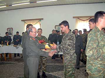 Για αντιτουρκικές δηλώσεις κατηγορεί τον αρχηγό ΓΕΕΘΑ ο Τύπος της Τουρκίας