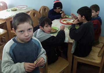 Μία πλούσια χώρα με φτωχά παιδιά