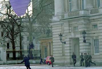 Χριστουγεννιάτικη επίσκεψη εξ ουρανού δέχτηκαν τα ανάκτορα του Μπάκιγχαμ