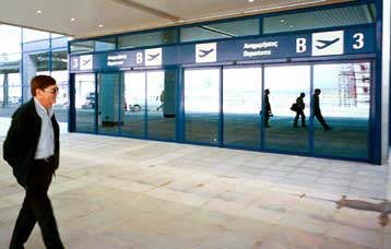 Διαψεύδει το ΥΠΕΧΩΔΕ δημοσιεύματα περί αναβολής της λειτουργίας του αεροδρομίου των Σπάτων