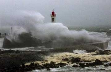 Με χιόνια, βροχές και ισχυρούς ανέμους θα υποδεχθούμε το 2001 – Δεμένα τα πλοία στα λιμάνια
