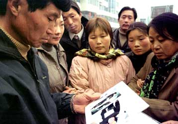 Εργαζόμενοι κατηγορούνται για τη φωτιά στο κινεζικό εμπορικό κέντρο – Διαδήλωση συγγενών των θυμάτων