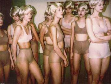 Ζητούνται… 50 καλλονές για τα εγκαίνια αίθουσας τέχνης στη Βιέννη